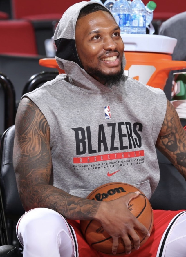 天津队鏖战深圳队，利拉德点燃赛场