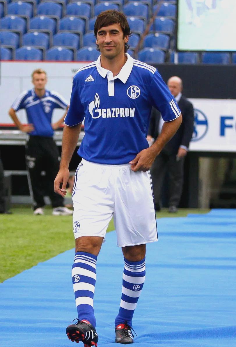 沙尔克在比赛中取得胜利，球员表现出色