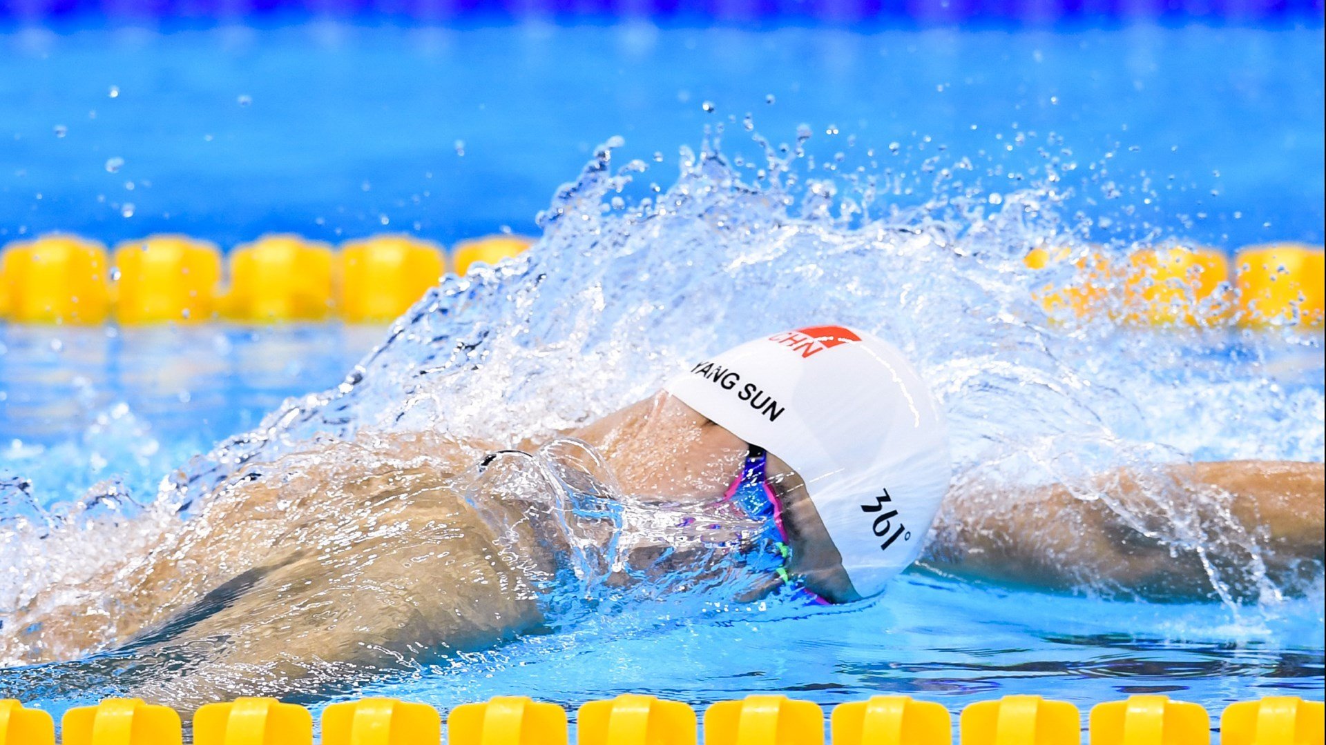 赛道上的热火，恩比德接管F1争冠之战