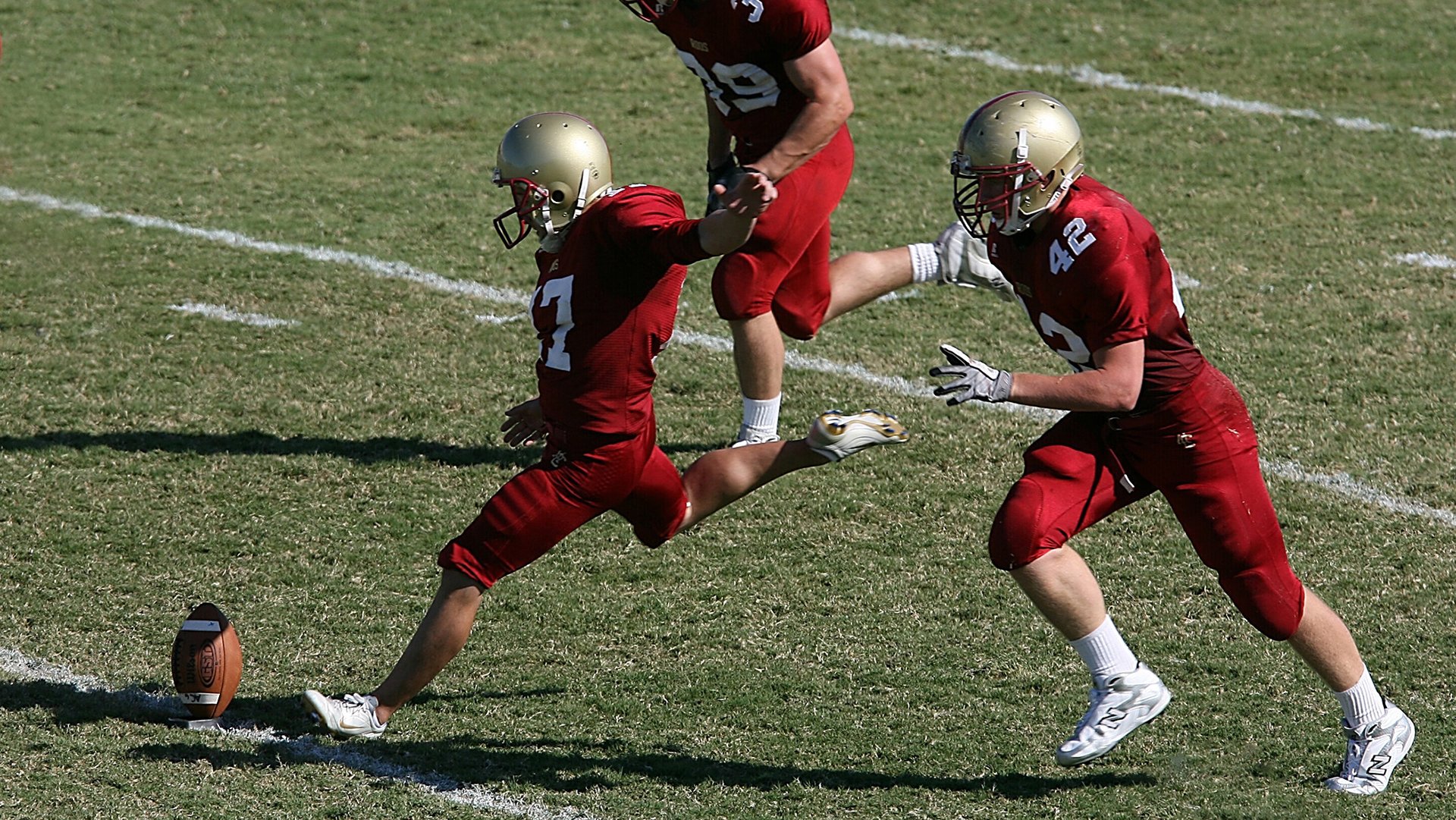 从加纳绝杀伊朗到卡马文加崛起,足球场上的关键先生如何定义历史